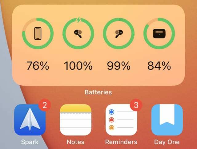 Widget Baterii pe ecranul de pornire al iPhone care arată bateria AirPods