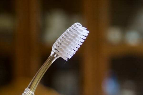 รูปถ่ายของแปรงสีฟันที่สะอาดและแห้ง