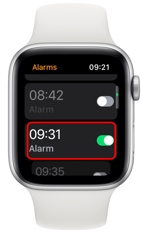 अपनी घड़ी पर अलार्म ऐप खोलें और सुनिश्चित करें कि आपका अलार्म सूचीबद्ध है