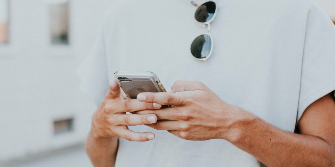 foto de uma pessoa enviando mensagens de texto em um iphjone