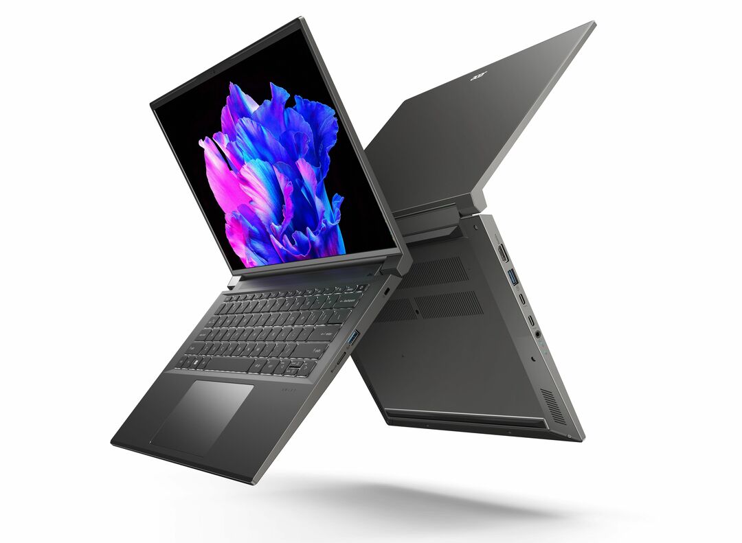 ორი Acer Swift X 14 ლეპტოპის გვერდითი ხედი უკანა მხარეს, 100 გრადუსით გახსნილი სახურავით