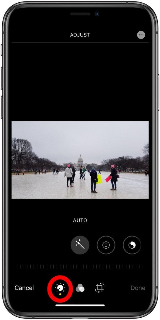der Fotobearbeitungsbildschirm in der Fotos-App mit hervorgehobener manueller Option