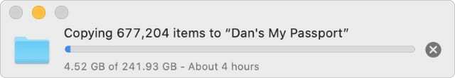 Finestra del Finder che copia 677.000 file su un'unità esterna
