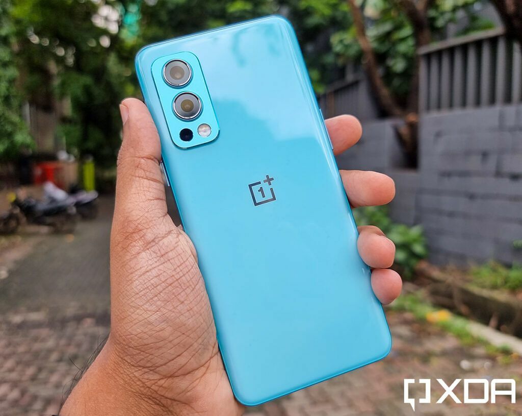 OnePlus Nord 2 met een rijstrook op de achtergrond