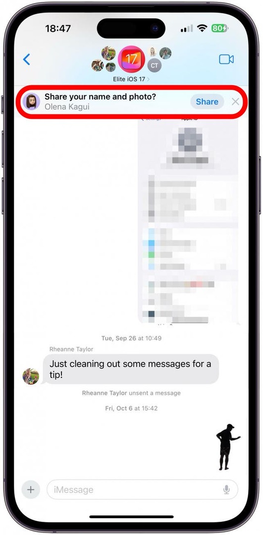 Τώρα, εάν ανοίξετε ένα νήμα Messages με άλλους χρήστες iPhone, θα δείτε ένα αναδυόμενο παράθυρο που θα σας ρωτά εάν θέλετε να μοιραστείτε το όνομα και τη φωτογραφία σας με τις επαφές στο συγκεκριμένο νήμα. Πατήστε Κοινή χρήση για να μοιραστείτε τις αλλαγές που κάνετε ή πατήστε το x ή αγνοήστε την ειδοποίηση για να μην κοινοποιήσετε την ενημέρωση.