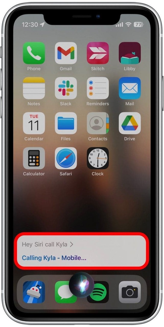 Képernyőkép az iPhone-ról, amelyen Siri látható, amint egy névjegyet hív
