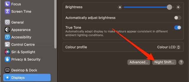Skjermbilde som viser hvordan du klikker på Night Shift-alternativet på macOS