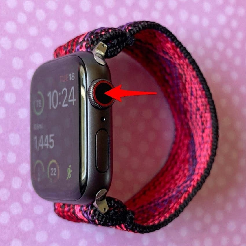 Stlačte tlačidlo Domov na hodinkách Apple Watch.