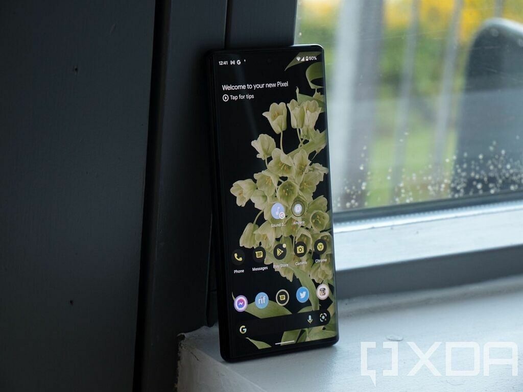 Pixel 6 Pro med blomstrende tapet i vindueskarmen