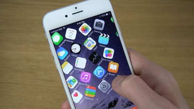 אייפון שבור בכלא, שנמצא בסיכון לקבל תוכנה זדונית, עם אפליקציות מסך הבית מתהפכות.