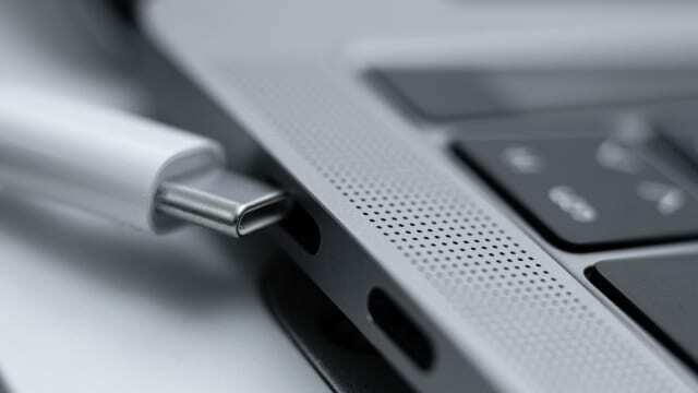 USB-C-kabel die in de MacBook-poort wordt gestoken