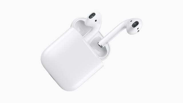 AirPods plávajúce z nabíjacieho puzdra