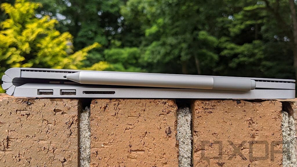 Zijaanzicht van Surface Book 3