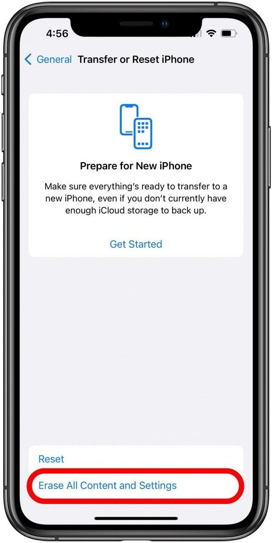 Perkelkite arba iš naujo nustatykite iPhone nustatymų ekraną su pažymėta parinktimi Erase All Content and Settings