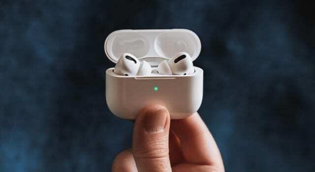 AirPods Pro v pouzdře se zeleným světlem