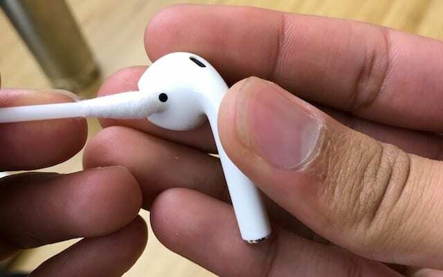 Очистите AirPods ватным тампоном