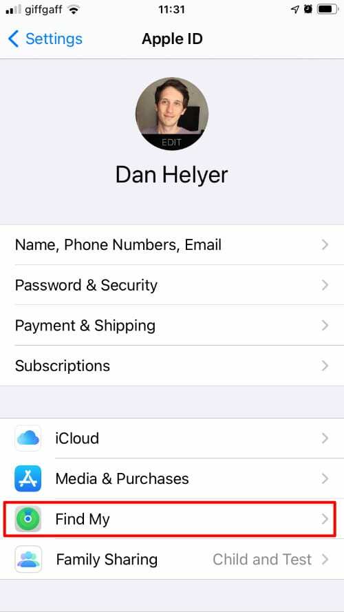 Az Apple ID beállításai az iPhone-on, kiemelve a Find My opciót