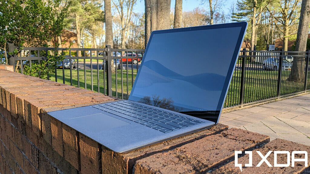 Surface Laptop 4 aus der Schrägansicht