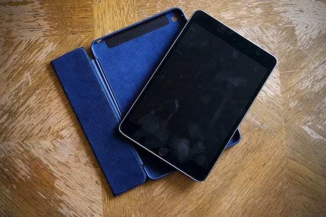 iPad cu ecran murdar stătea deasupra unei carcase pentru iPad.