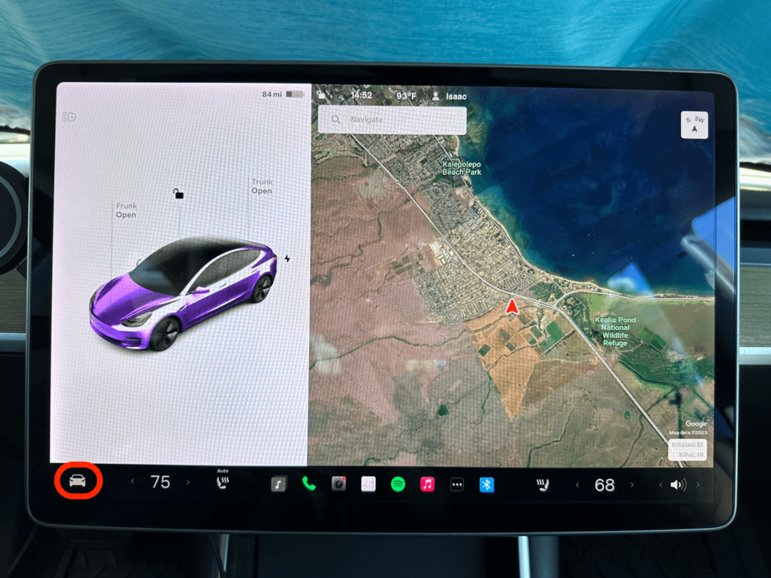 Торкніться значка автомобіля в нижньому лівому куті дисплея.