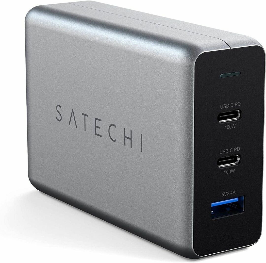 Satechis 100W USB PD-lader kommer med tre porter - to USB Type-C og en USB Type-A - som gjør det mulig å lade opptil tre enheter samtidig. Den bruker GaN-teknologi, noe som resulterer i en relativt kompakt kropp. Mens USB Type-A-porten er i stand til å levere opptil 12W utgang, kan hver av Type-C-portene tilby 100W lading når bare én port brukes.