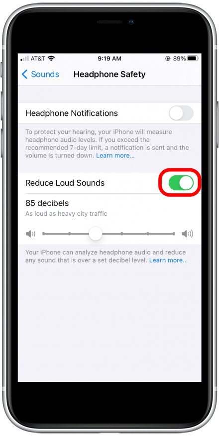 Przełącz ustawienie Redukcja głośnych dźwięków w iPhonie na pozycję Wył