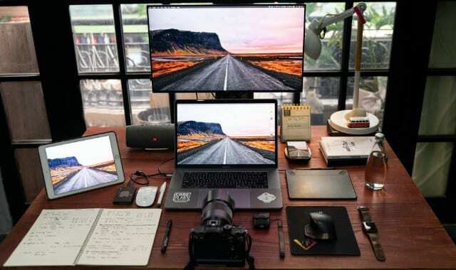 MacBook na mesa conectado a um monitor externo