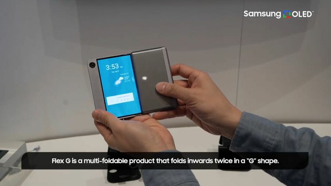 Henkilö pitelee kädessään taitettavaa Samsung-puhelinta