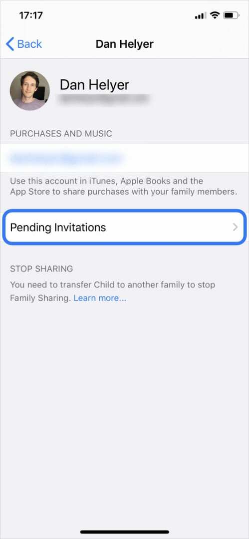 A családszervező beállításai az iPhone-on a függőben lévő meghívók kiemelésével