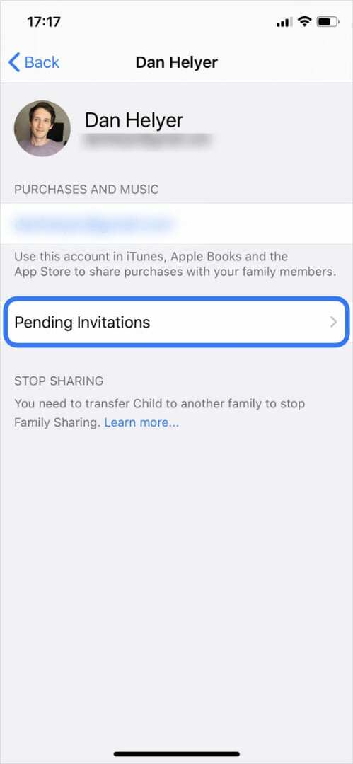 Indstillinger for familiearrangør på iPhone med afventende invitationer fremhævet