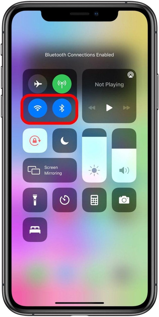 Stuknij przyciski Wi-Fi i Bluetooth, aby je włączyć; zmienią kolor na niebieski.
