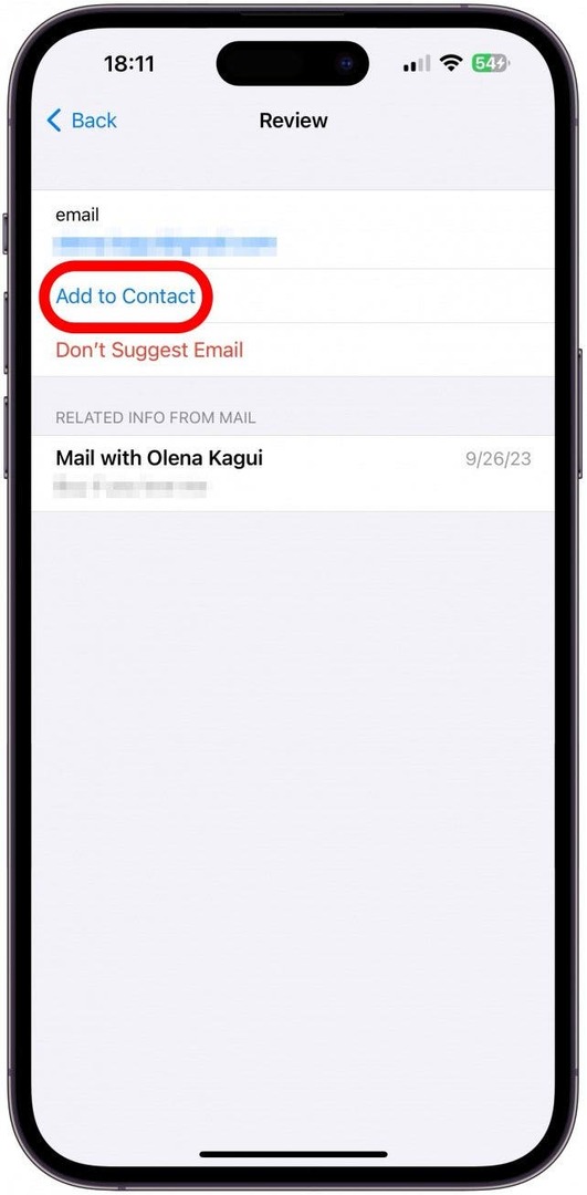 Jei bakstelėsite „Siri“ pasiūlymus, pamatysite parinktį „Pridėti prie kontakto“, jei norite įtraukti ją į savo kontaktinę kortelę. 