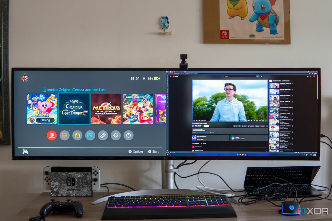 Un bureau avec un moniteur LG UltraWide 49W95C connecté à un ordinateur portable et une Nintendo Switch, qui s'affichent tous deux simultanément sur le moniteur.