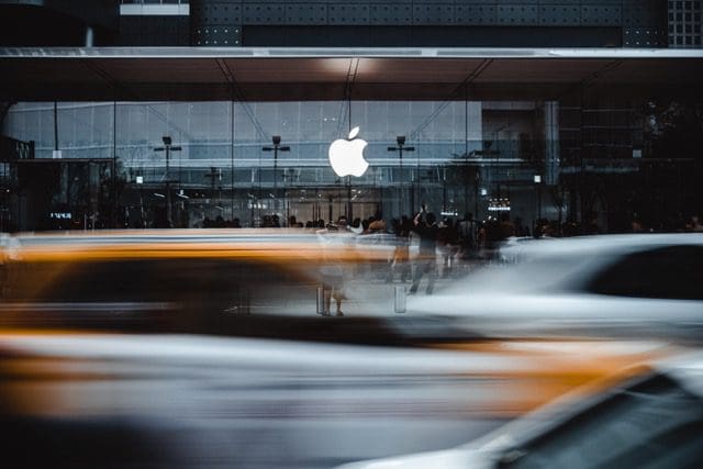 φωτογραφία ενός καταστήματος Apple σε έναν πολυσύχναστο δρόμο