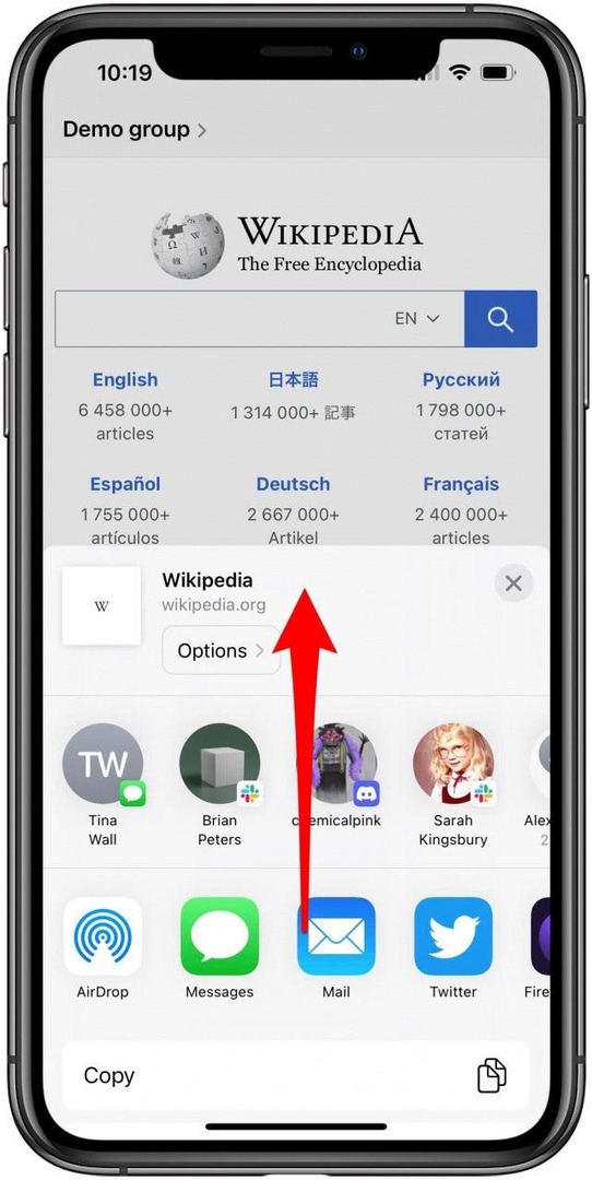 Safari-app med fanen Del ark for en gruppe åpen og en markering som indikerer at du må sveipe arket opp.