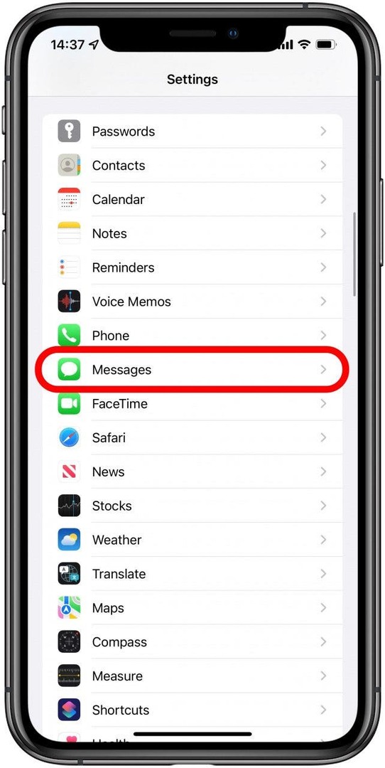 Derulați în jos și atingeți Mesaje - așteptând activarea iPhone