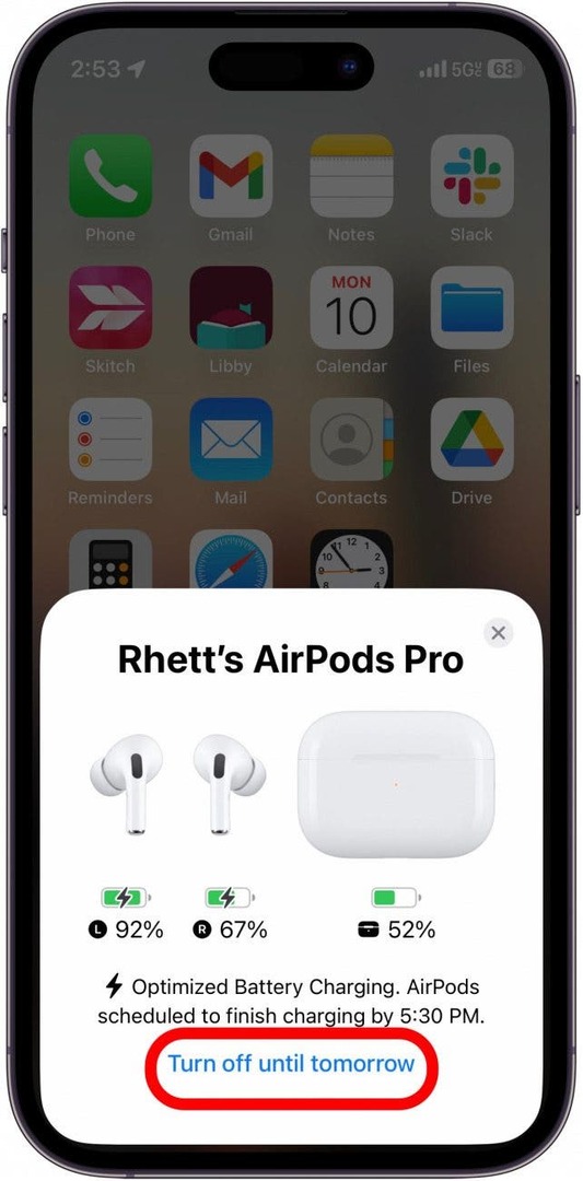 Откройте крышку чехла для зарядки и подождите, пока наушники AirPods не выскочат. Вы должны увидеть кнопку «Отключить до завтра». Коснитесь этого, чтобы временно отключить оптимизированную зарядку аккумулятора.