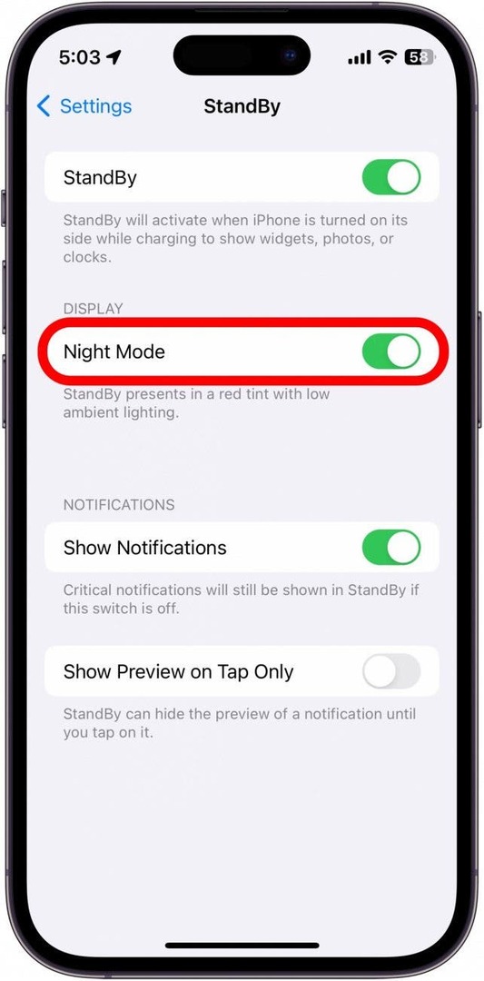 야간 모드 토글이 빨간색으로 표시된 iPhone 대기 설정