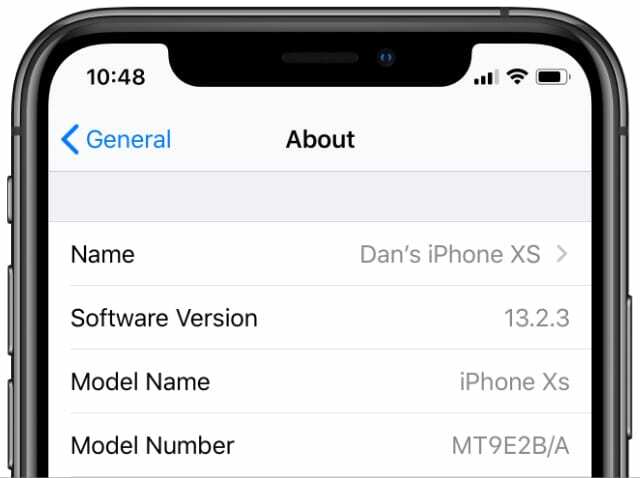 iPhone XS सॉफ्टवेयर संस्करण और मॉडल नंबर के साथ स्क्रीन के बारे में सामान्य सेटिंग्स दिखा रहा है