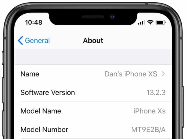 iPhone XS viser Innstillinger Generelt Om-skjerm med programvareversjon og modellnummer