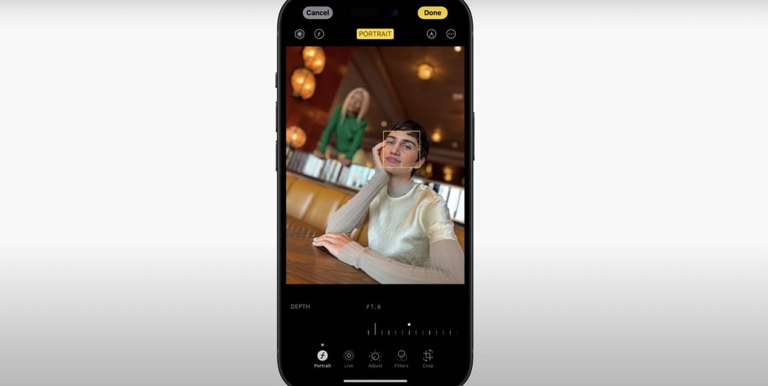 iPhone कैमरा ऐप पर फोकस में एक व्यक्ति