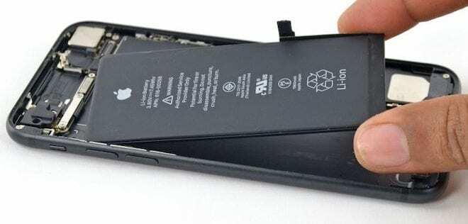 एक iPhone के आंतरिक भाग, स्पष्ट रूप से अंदर लिथियम-आयन बैटरी दिखा रहा है