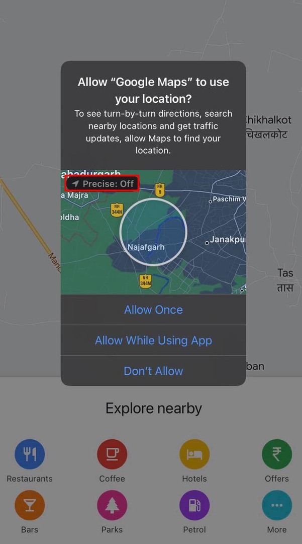 Panah abu-abu menunjukkan fitur lokasi akurat di Google Maps