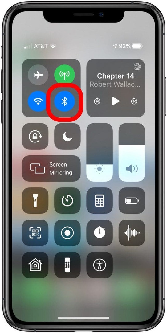 airpods neustále vyřazují: ovládací centrum iPhone se zvýrazněnou ikonou bluetooth.
