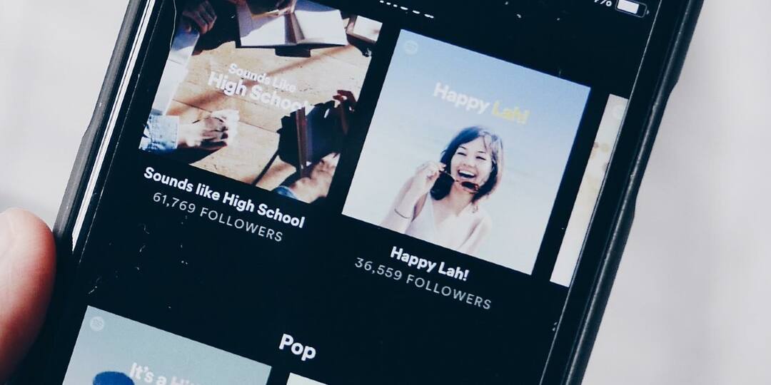 Fotó a Spotify-ról egy személy okostelefonján