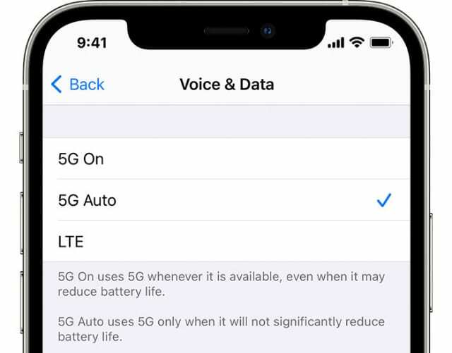 Opcja 5G Auto smart data w ustawieniach sieci komórkowej iPhone'a 12