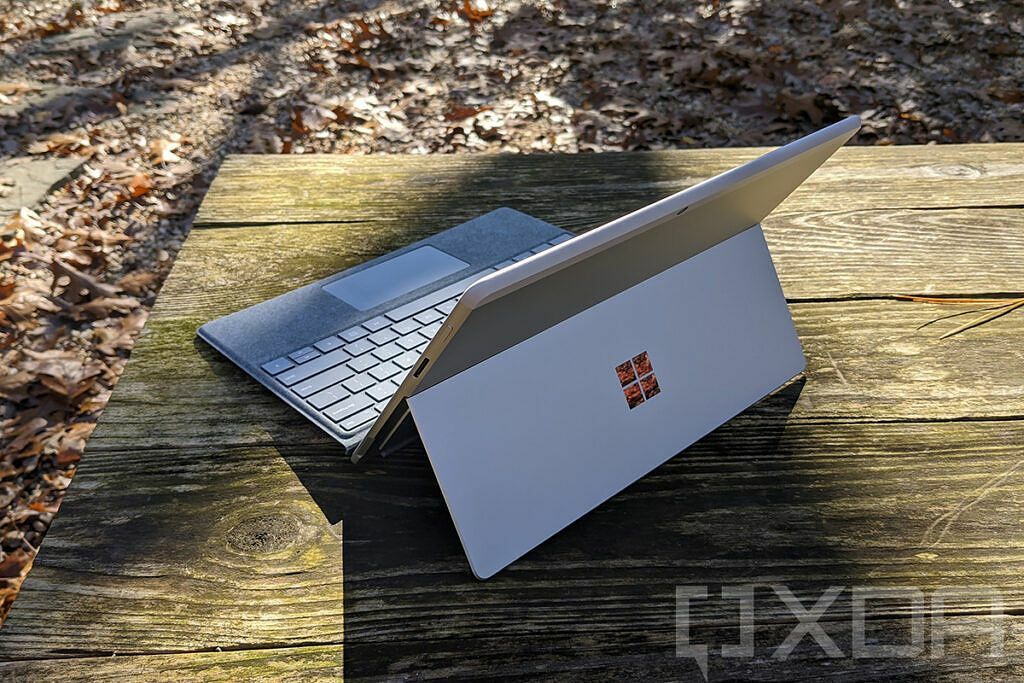 Tampilan sudut belakang Surface Pro X di Platinum