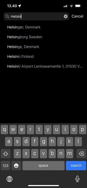 Snímek obrazovky zobrazující uživatele, který hledá město v aplikaci Počasí