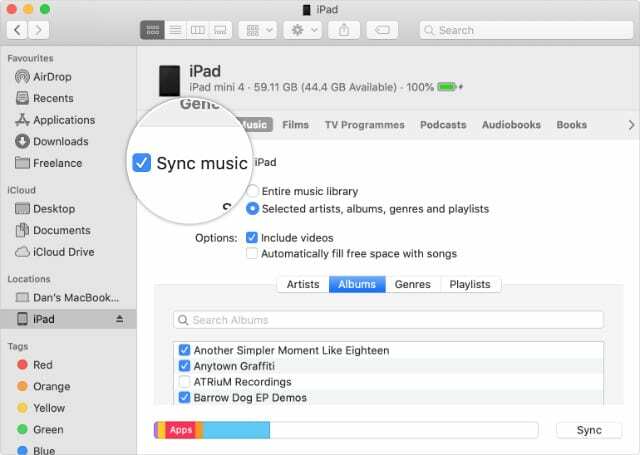 Afkrydsningsfeltet Synkroniser musik til iPhone, iPad eller iPod touch i Finder i macOS Catalina