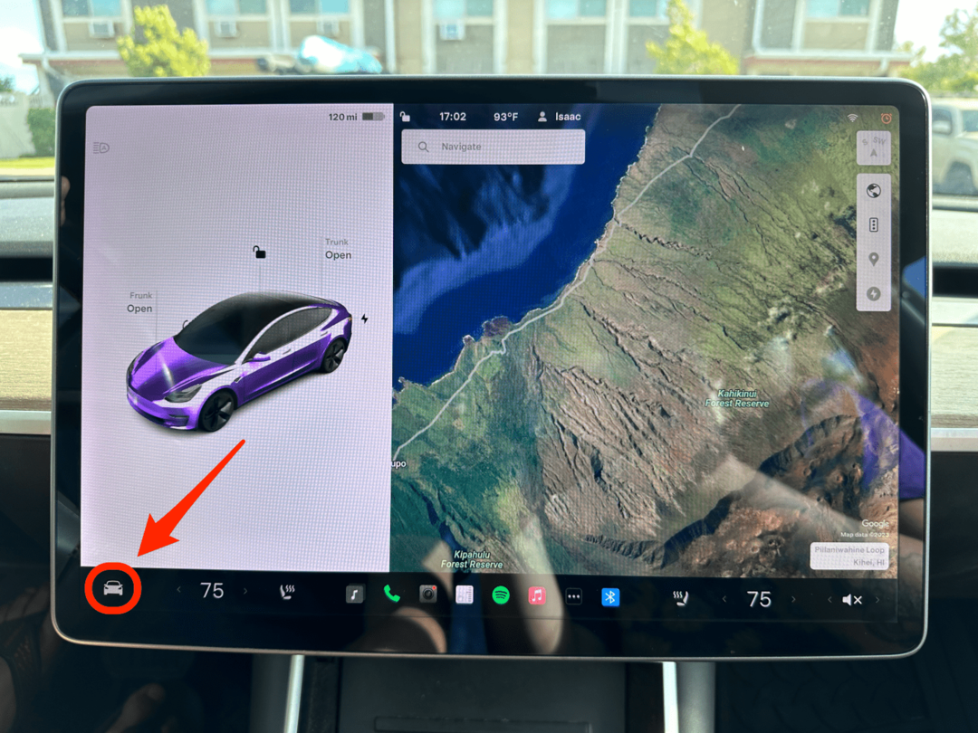 Norėdami rankiniu būdu išjungti Tesla, sėskite į automobilį ir bakstelėkite automobilio piktogramą apatiniame kairiajame ekrano kampe.